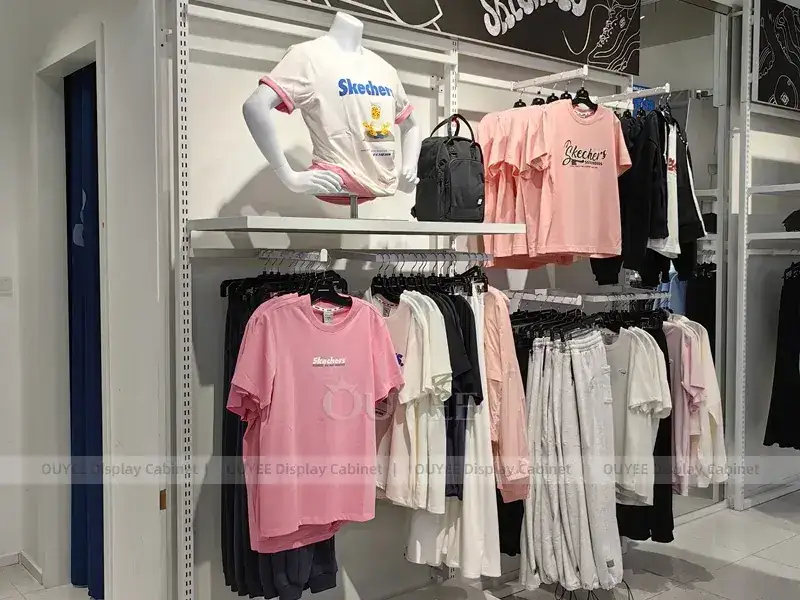 Espositore da parete per magliette Slazenger con pannelli a fessura bianchi 1