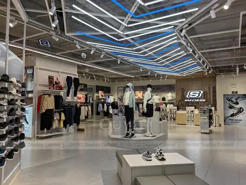 Skechers-Ladeneinrichtungen mit blauer Deckenbeleuchtung 1