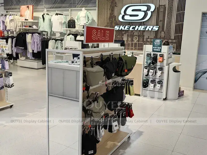 جدار عرض ملابس سكيتشرز مع رفوف عرض بارتفاع الخصر 1