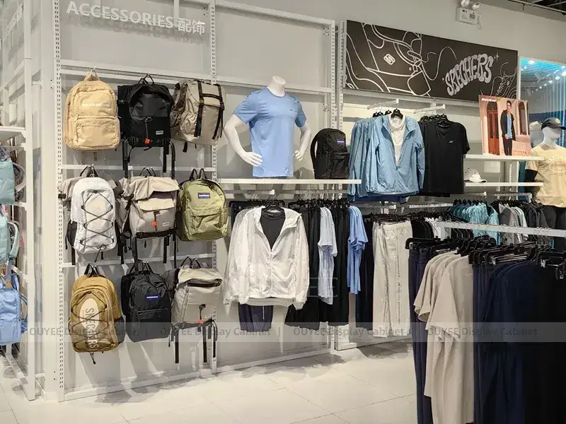 Gondole de vente Skechers avec présentoir mural pour vêtements 1