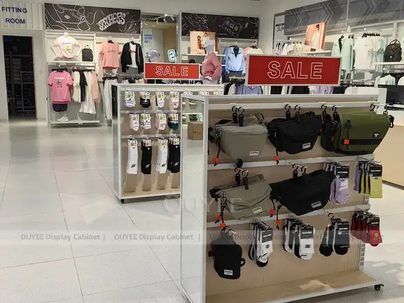Comptoir de caisse de magasin de chaussures avec affichage des prix 1