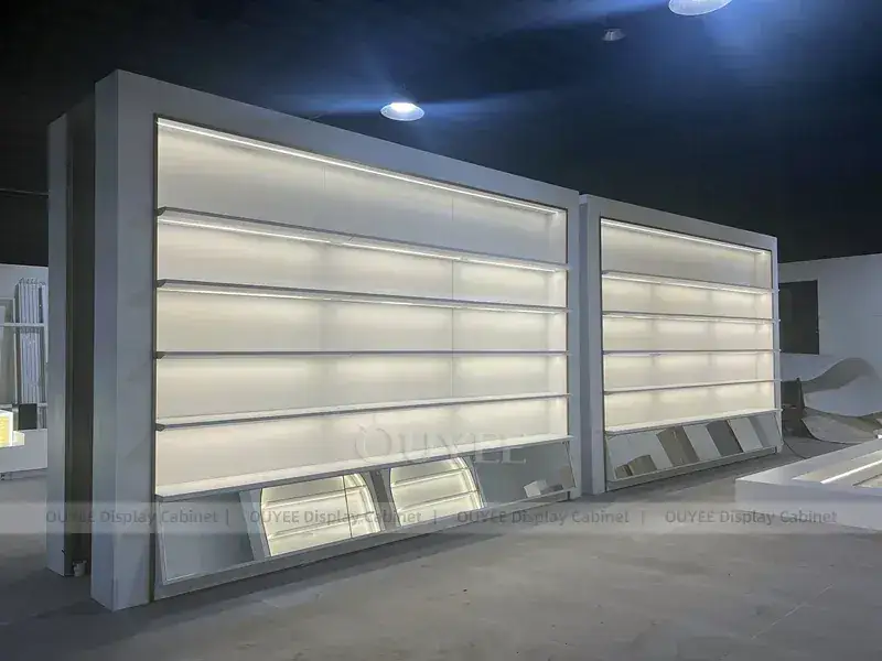 Longa estante de parede iluminada com balcão de exposição frontal 1