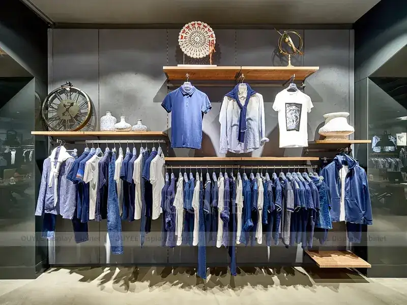 Expositor de parede de luxo em madeira para vestuário masculino com camisa azul em destaque. 1