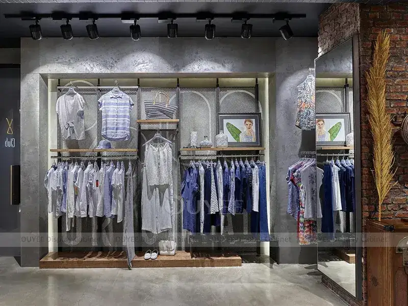 Expositor de parede para roupas em madeira escura com nichos de vidro. 1