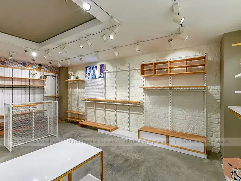 Étagères murales blanches à motifs pour commerces de détail avec vitrines 1