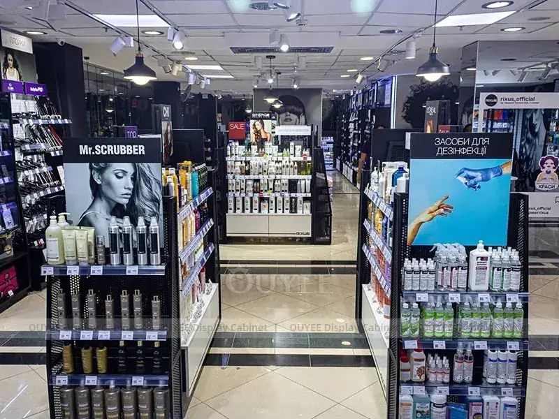 Layout de loja de cosméticos em shopping com paredes iluminadas em tons de roxo. 1