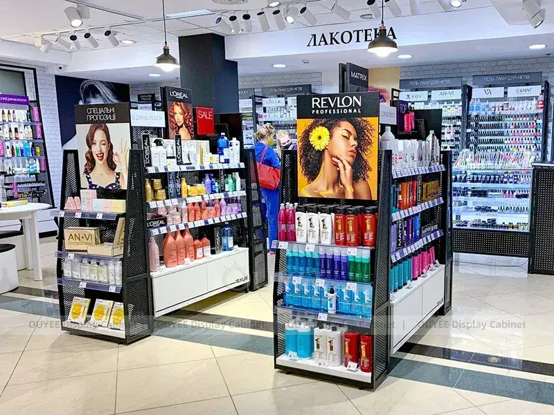 Loja de cosméticos Color Bar com gôndolas centrais 1
