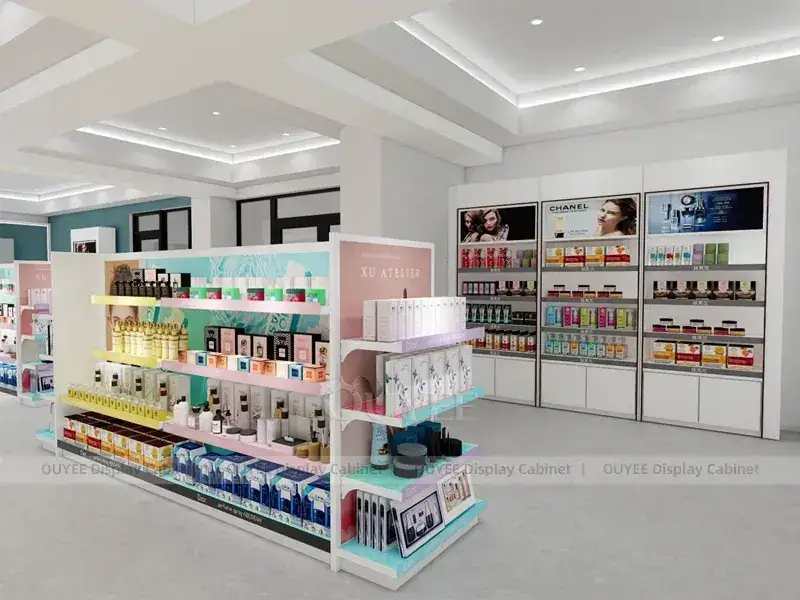 Intérieur d'un salon de beauté aux tons pastel avec des étagères basses de type gondole 1