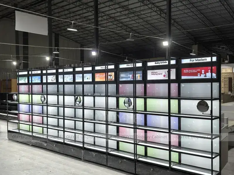 Modulares Beauty-Wanddisplay mit schwarzem Rahmen 1