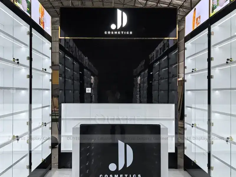 Beleuchtete Beauty-Wanddisplays mit zentralem Poster 1