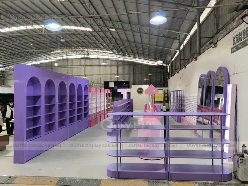 تصميم تجهيزات متجر التجميل باللونين البنفسجي والوردي 1