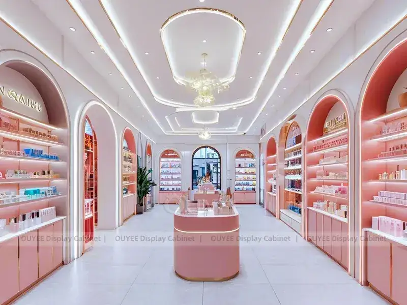 Boutique de beauté Coral Arch avec îlot central rose 1