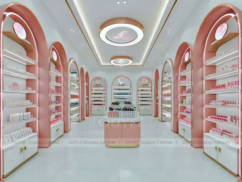 Pink Arch Beauty Boutique mit zentraler Auslage 1