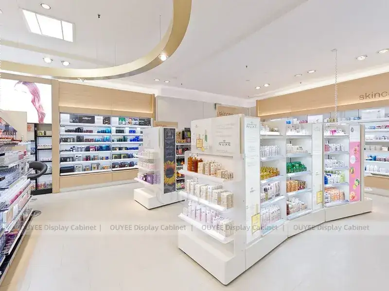 Pharmacie blanche et magasin de beauté avec étagères incurvées 1