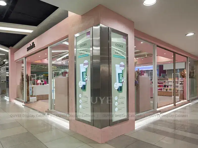 Negozio di bellezza rosa con bancone ad arco 1