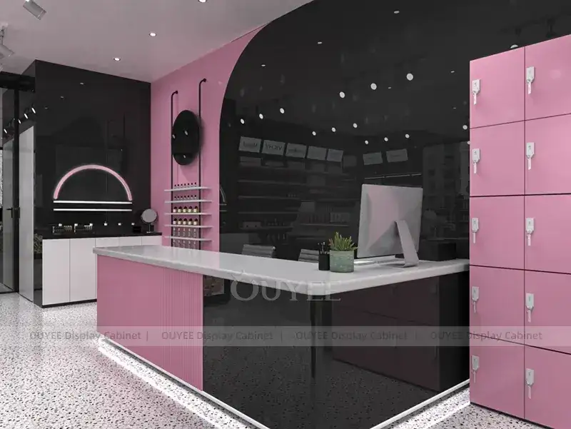 Schwarz-weißer Schönheitsladen mit rosa Theke 1