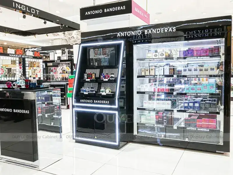 Bancone a isola Paco Rabanne con tettoia 1