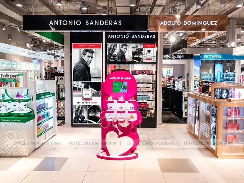 Kiosk im Einkaufszentrum Green Beauty mit rosa Maskottchen 1