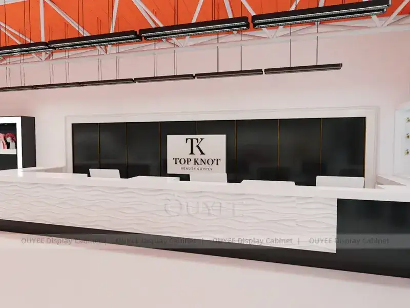 Großer Kosmetikladen mit roter Decke und Kasse 1
