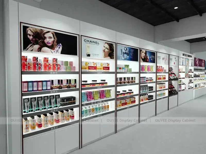 Magasin de produits de beauté avec plafond noir et îlots centraux bas 1