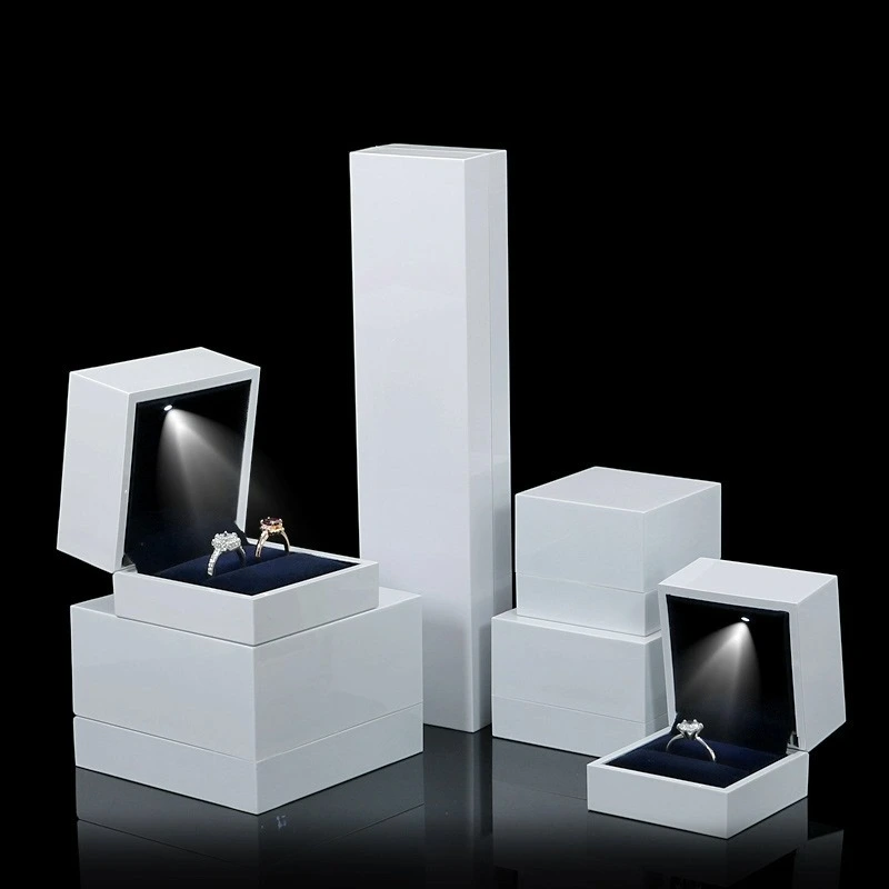 Joyero LED de alta gama lacado en blanco para anillos, colgantes, pendientes, pulseras y broches. 1