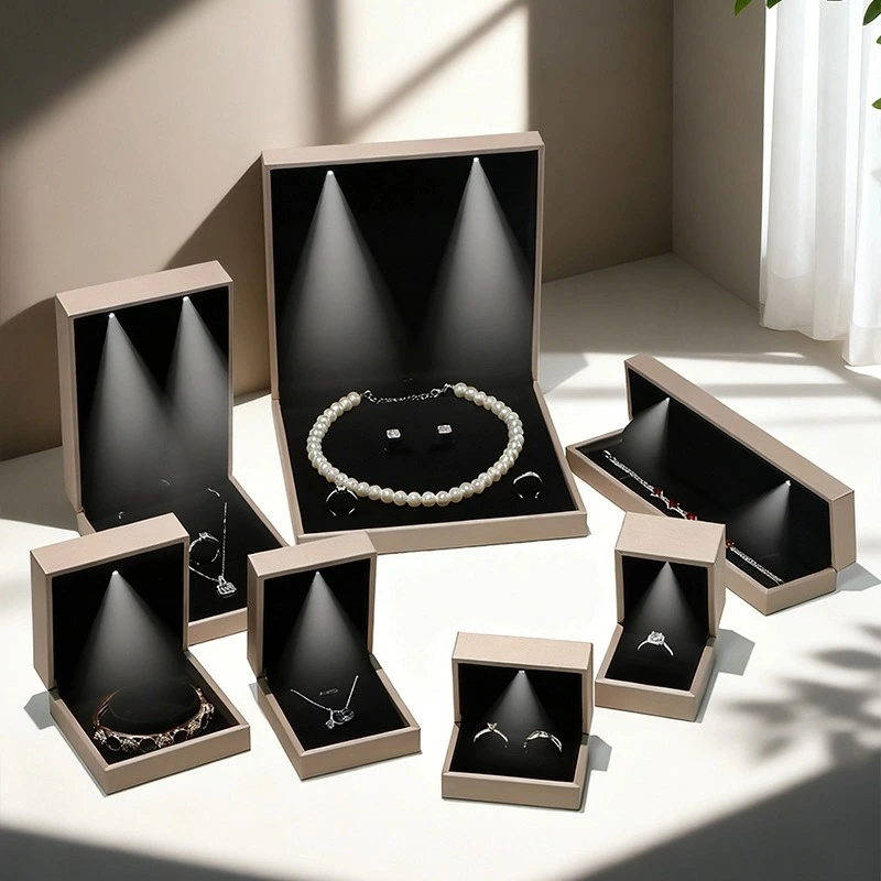Caja de joyería creativa con luz LED de piel sintética cepillada: caja de regalo para anillos, colgantes, pendientes, pulseras y otras joyas. 1
