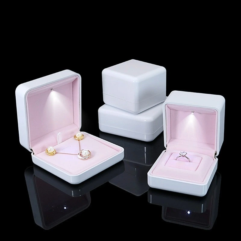 Elegante joyero brillante con iluminación LED para anillos, colgantes, pulseras, brazaletes y pendientes: caja de regalo. 1