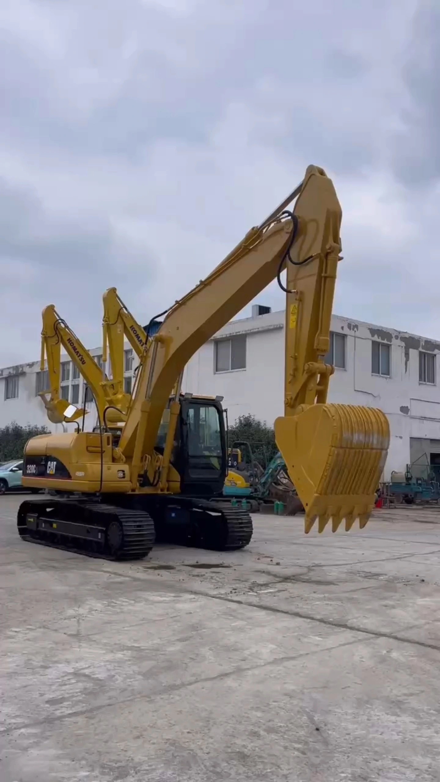 Продается подержанный экскаватор Caterpillar 320CL грузоподъемностью 20 тонн. 1