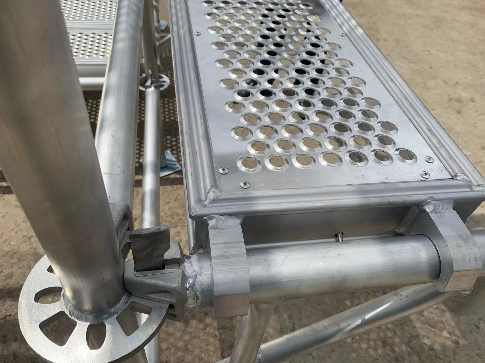 Sistem Perancah Ringlock Paduan Aluminium Modern 1