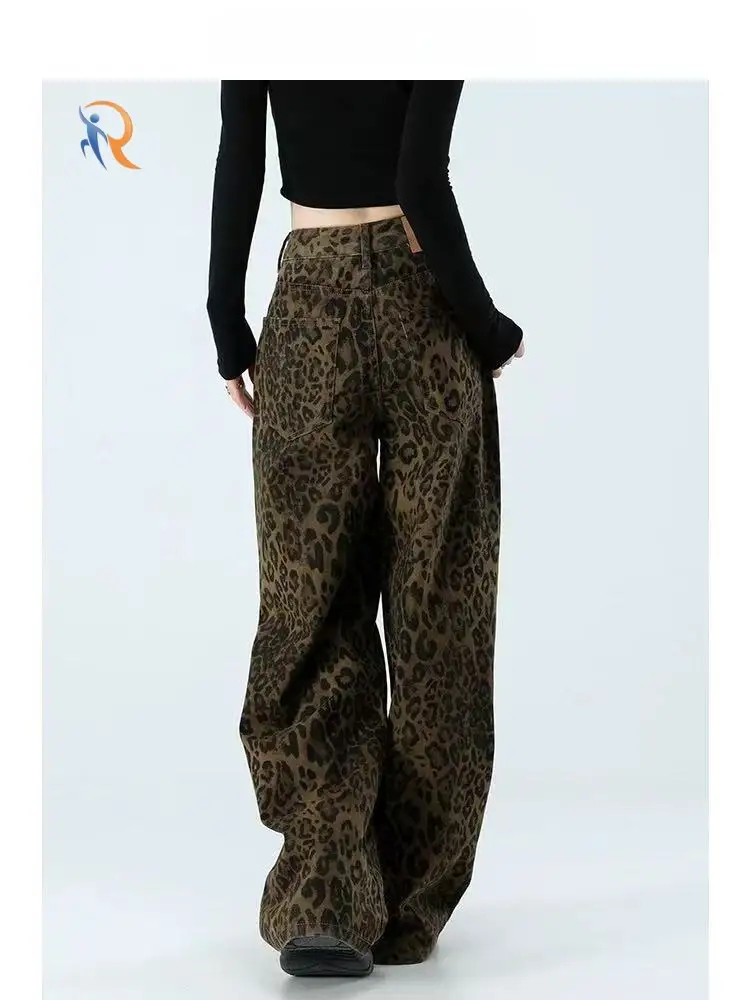 High-Waisted Wide-Leg Leopard Print Jeans for a Slimming Fit 1