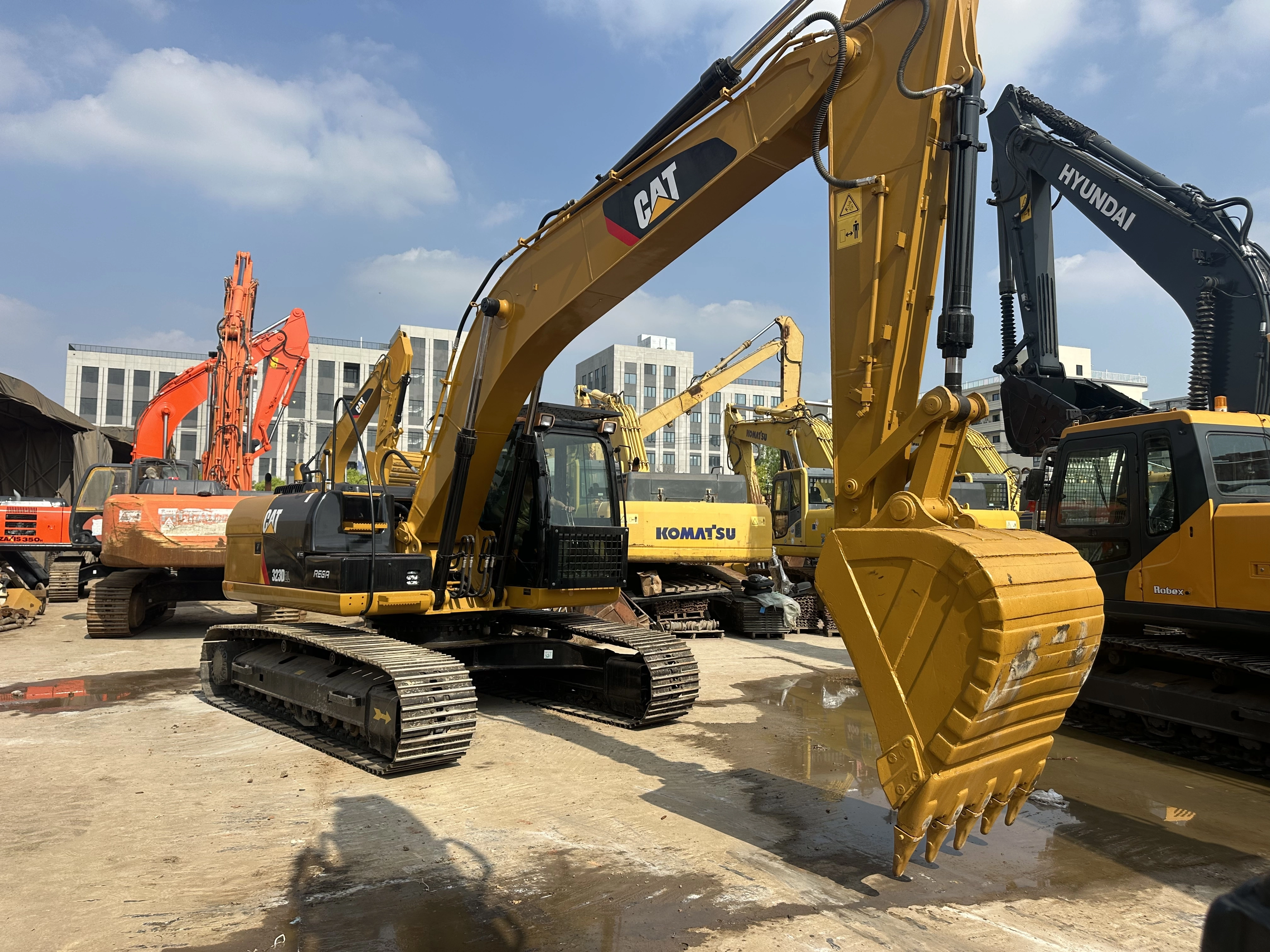 High Performance Used Excavator Cat 323D2L Excavator on Sale 23 Tons Caterpillar excavator 1