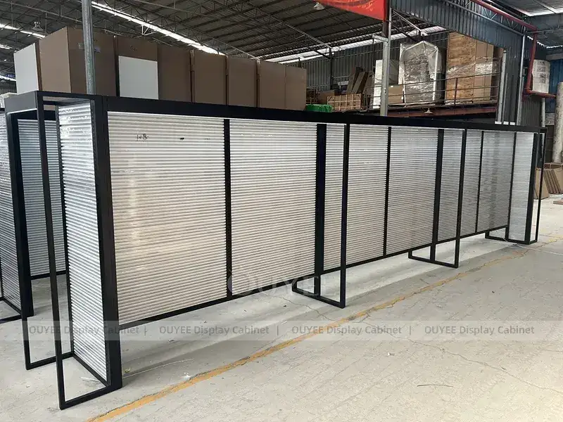 Gôndola para corredor de exposição de produtos para cabelo com estrutura preta e painel ripado 1