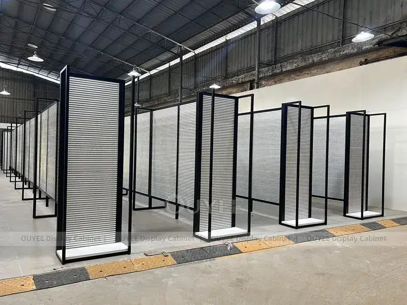 Conjunto de gôndolas para corredor de varejo com estrutura preta e painel ripado 1
