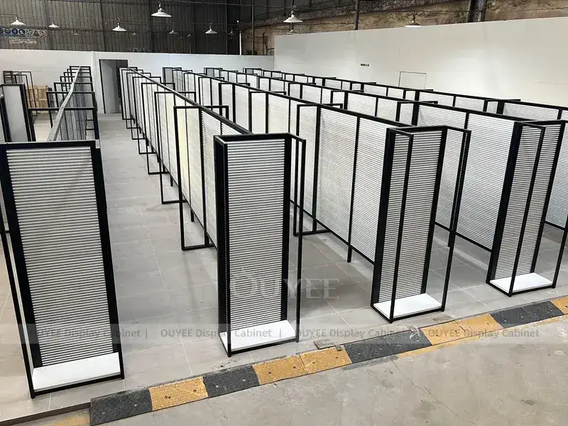 ممر عرض طويل ذو ألواح خشبية بإطارات معدنية سوداء 1