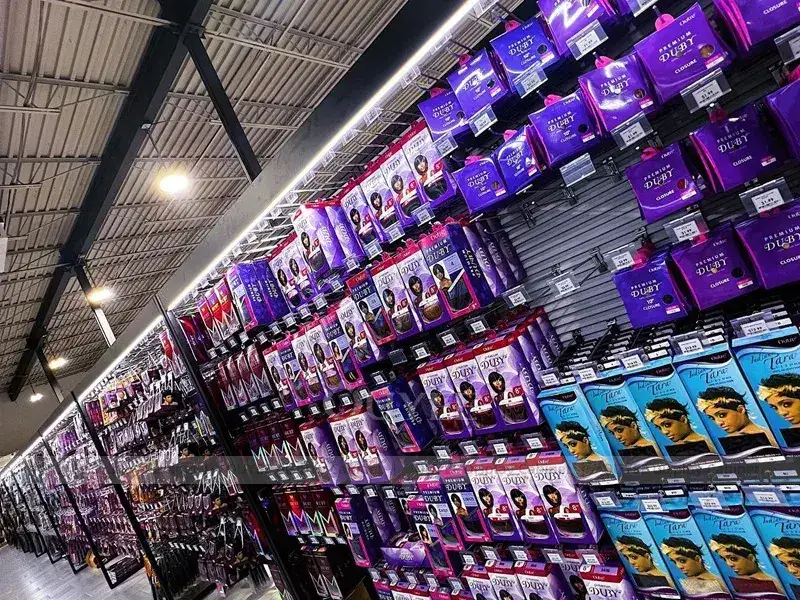 Présentoir mural noir pour extensions de cheveux avec éclairage violet 1