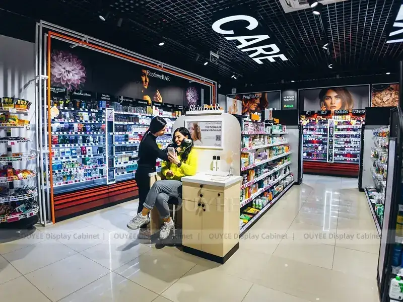 Mobiliário escuro para loja de cosméticos com paredes em tons pastel. 1
