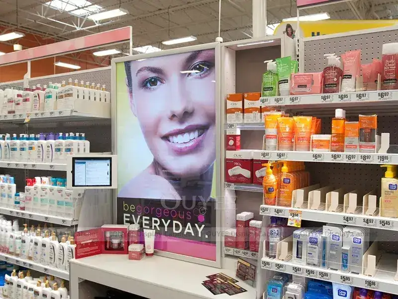 Departamento de Produtos de Beleza - Área com Anel Rosa no Teto 1