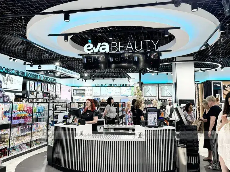 Eva Beauty Ladentheke mit schwarzem Beschlagsystem 1