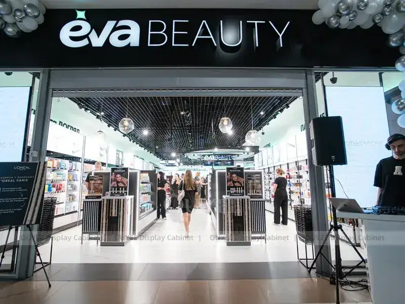 Eingangsbereich des Eva Beauty Stores mit schwarzen Ausstellungsgondeln 1