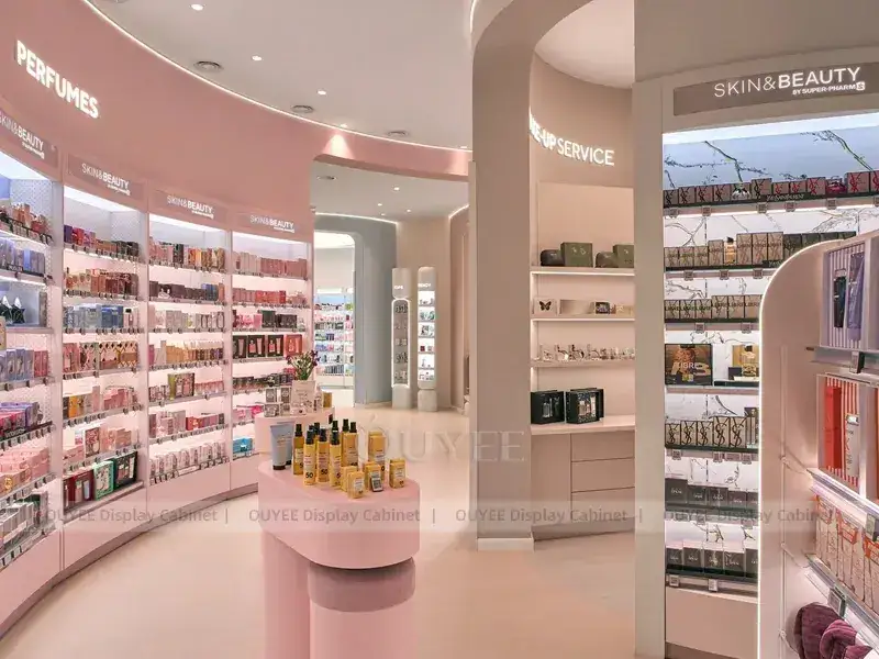 Negozio di bellezza Pink Service con armadi a muro alti 1