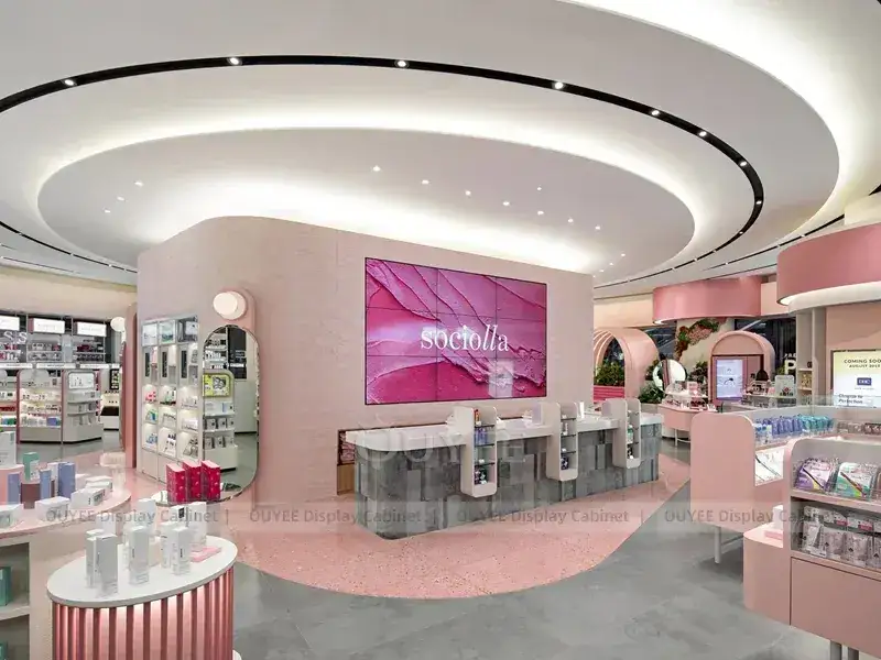 Negozio di bellezza con specchi rotondi e arredi rosa 1
