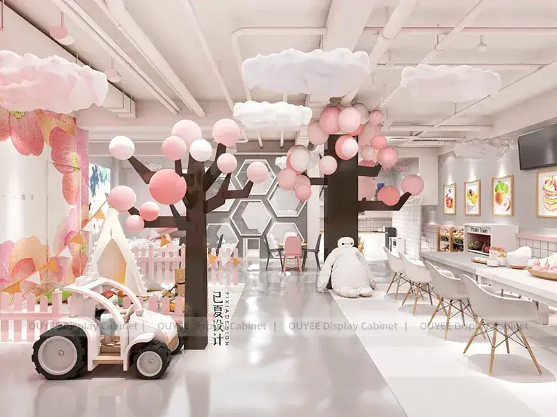 Das Interieur des Pink Peach Dessert- und Teeladens besticht durch eine geflieste Wand und eine weiche Theke. 1
