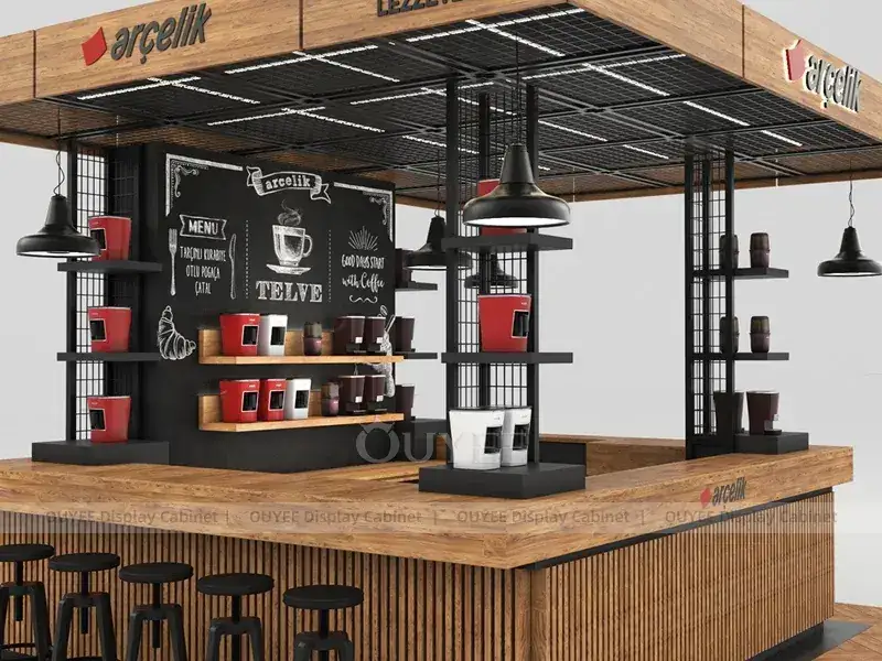 Quiosque de café em madeira com estrutura de cobertura preta e prateleiras laterais para exposição. 1