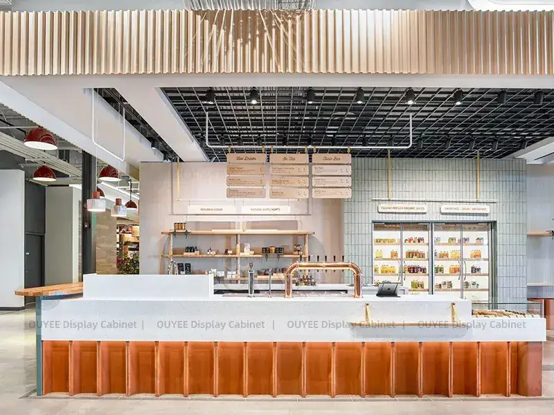 Minimalistisches weißes Café-Interieur mit orangefarbener Sitzbank und Wandregalen 1