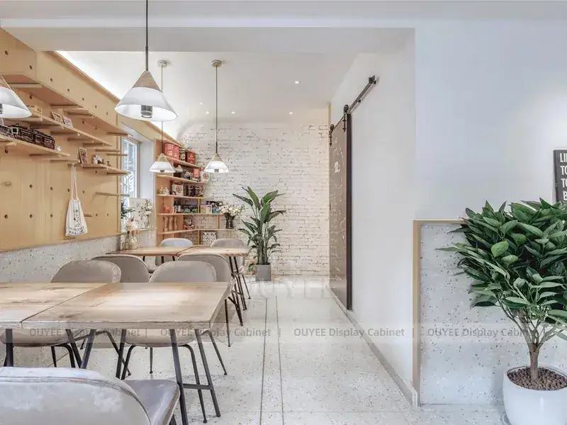 Leuchtend gelbe Café-Fassade mit Fensterbar und Inneneinrichtung aus Naturholz 1