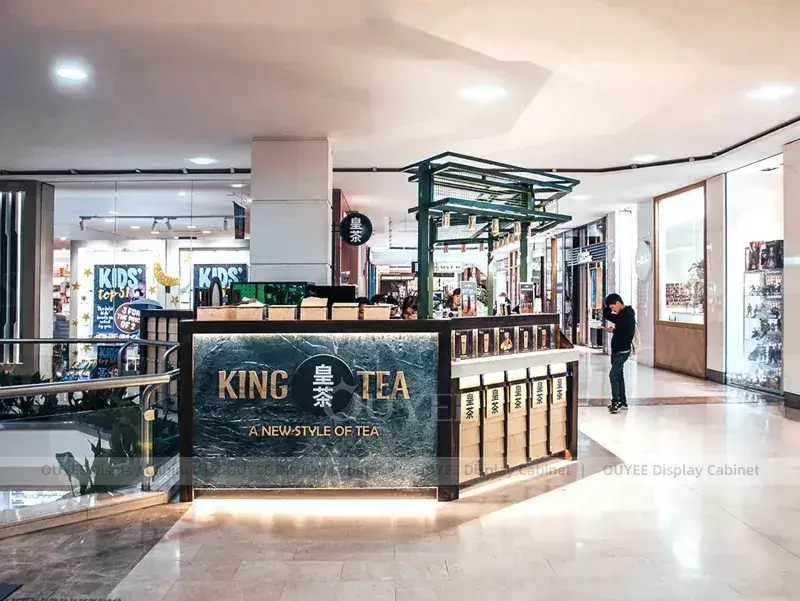 Chiosco di caffè Green Mall con bancone in legno e facciata piastrellata a motivi geometrici. 1