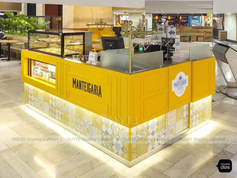 Kiosque à thé au lait Manteria jaune avec vitrine et caisson lumineux avec logo 1
