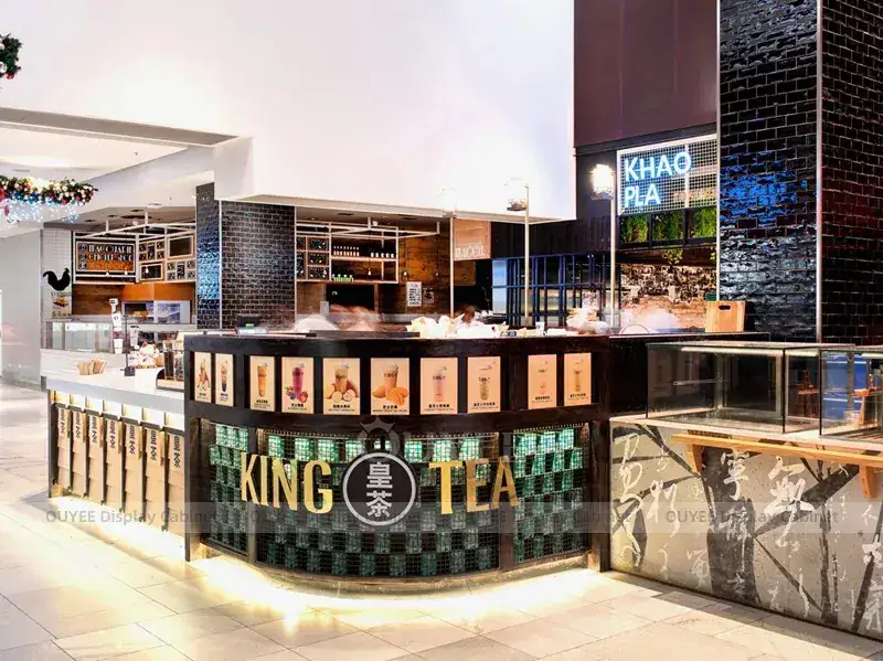King Tea Mall Kiosk mit Holztheke und grünen Markensäulen 1