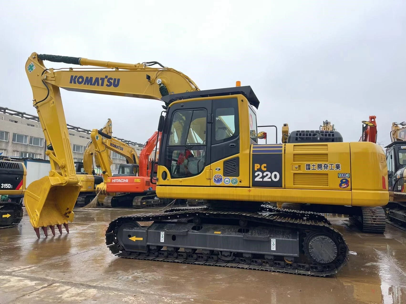 KOMATSU PC200-8 20 ton Bekas, Tidak Bocor, Terawat Baik 1