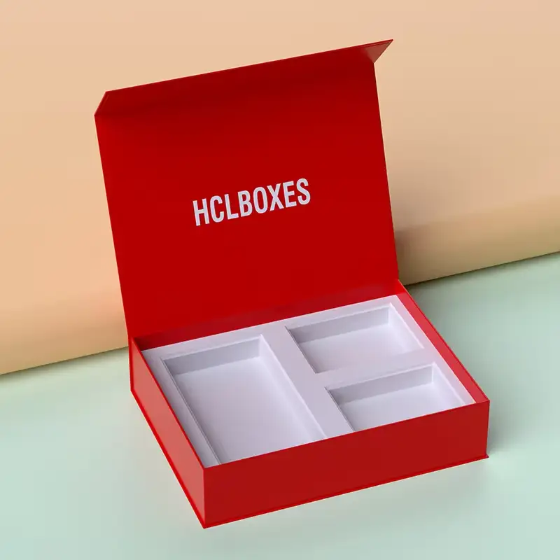 Boîte cadeau pliable rigide et magnétique, en carton, recyclable et personnalisable avec logo, pour vêtements et chaussures. Revêtement en mousse gaufrée. 1